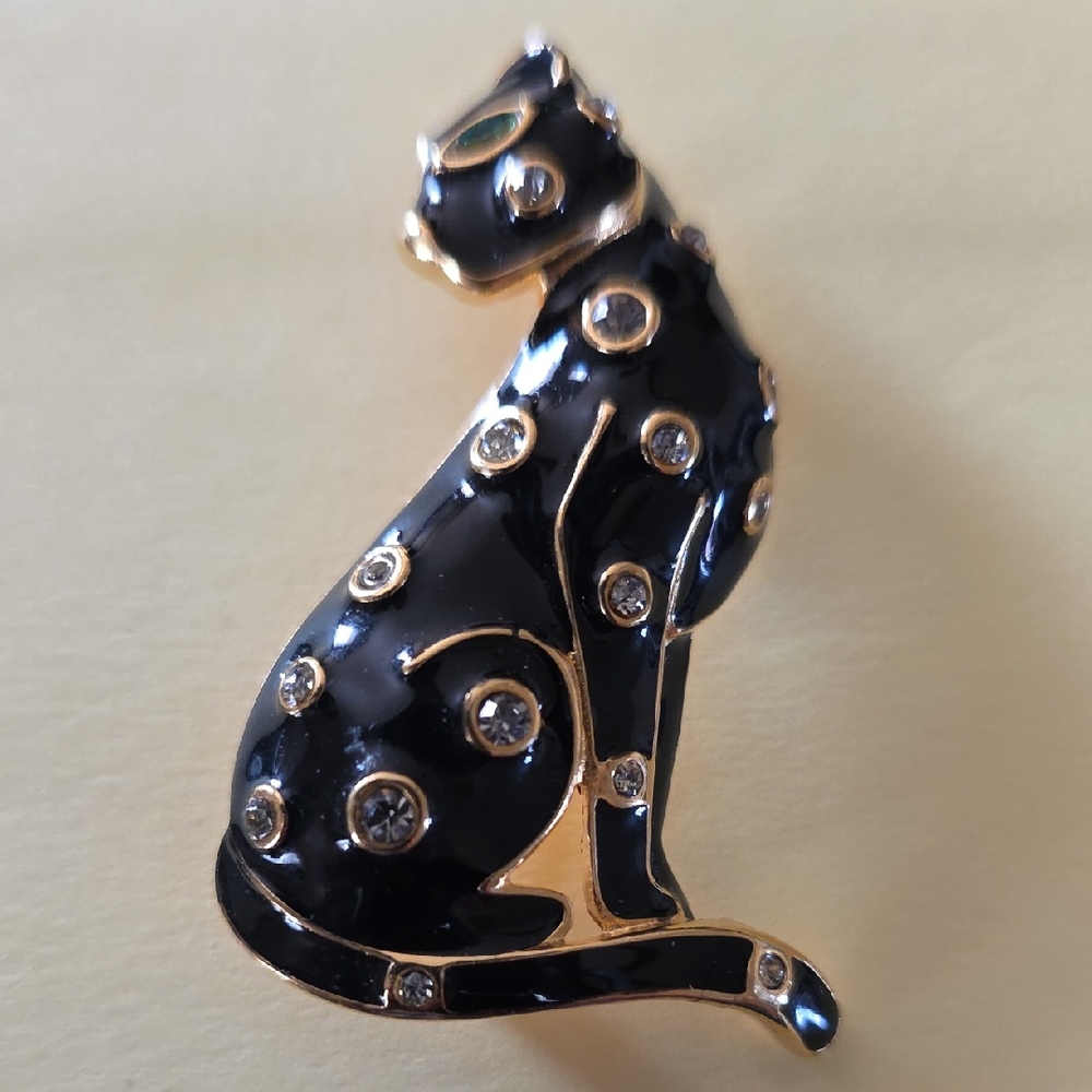 Elegant Black and Gold-Tone Cat Brooch